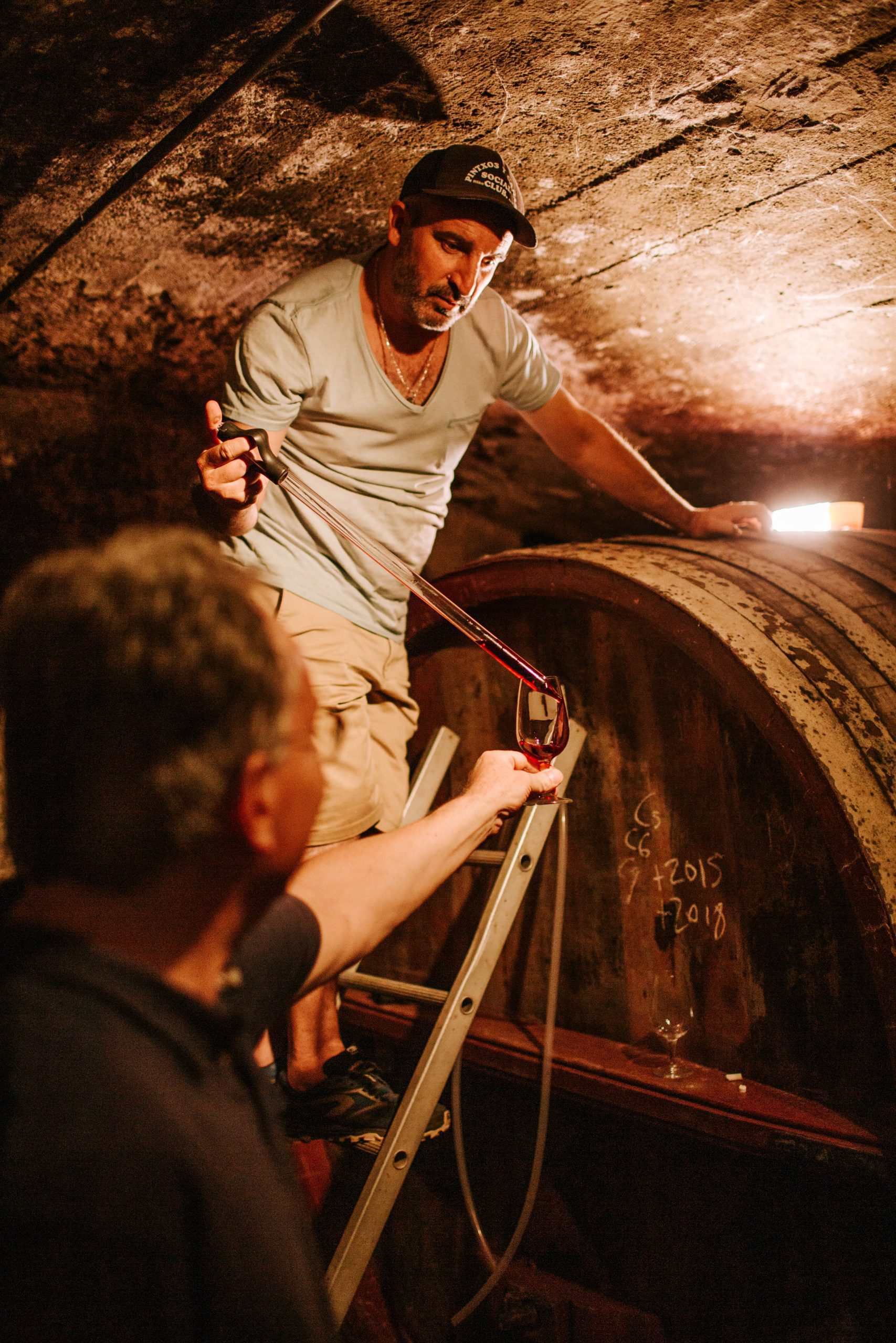 Dégustation dans la cave à vin du Château Grange Cochard