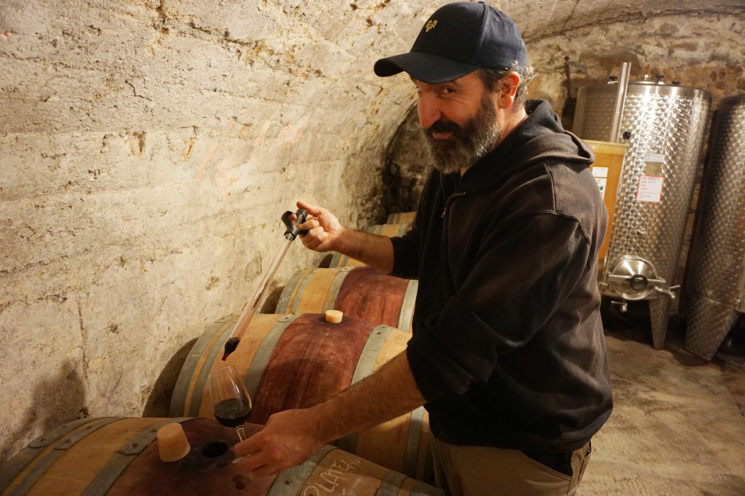 Dégustation dans la cave à vin du Château Grange Cochard